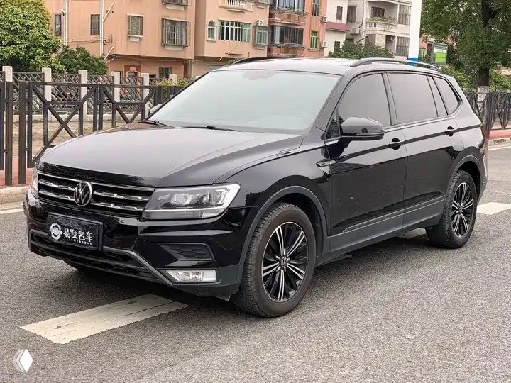 VOLKSWAGEN Tiguan L 280TSI 2023 — 33 100 км