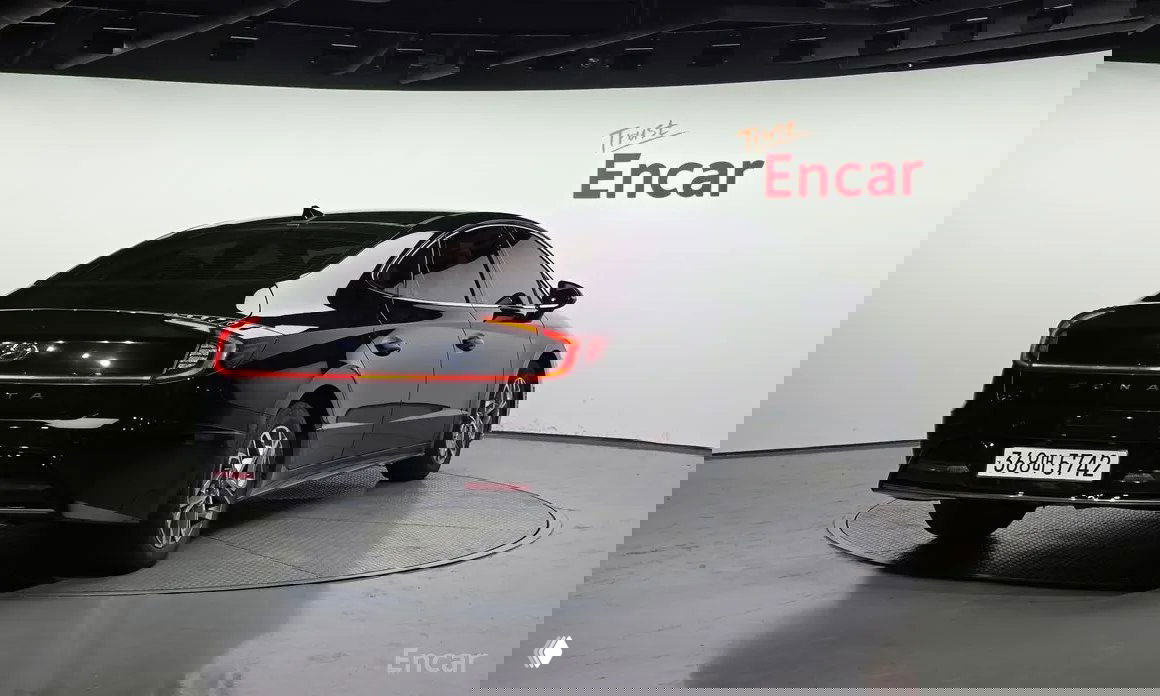 Задняя часть чёрной Hyundai Sonata DN8 2021 года на платформе шоурума Encar, вид сзади-слева с подсветкой стопов и корейским номером.