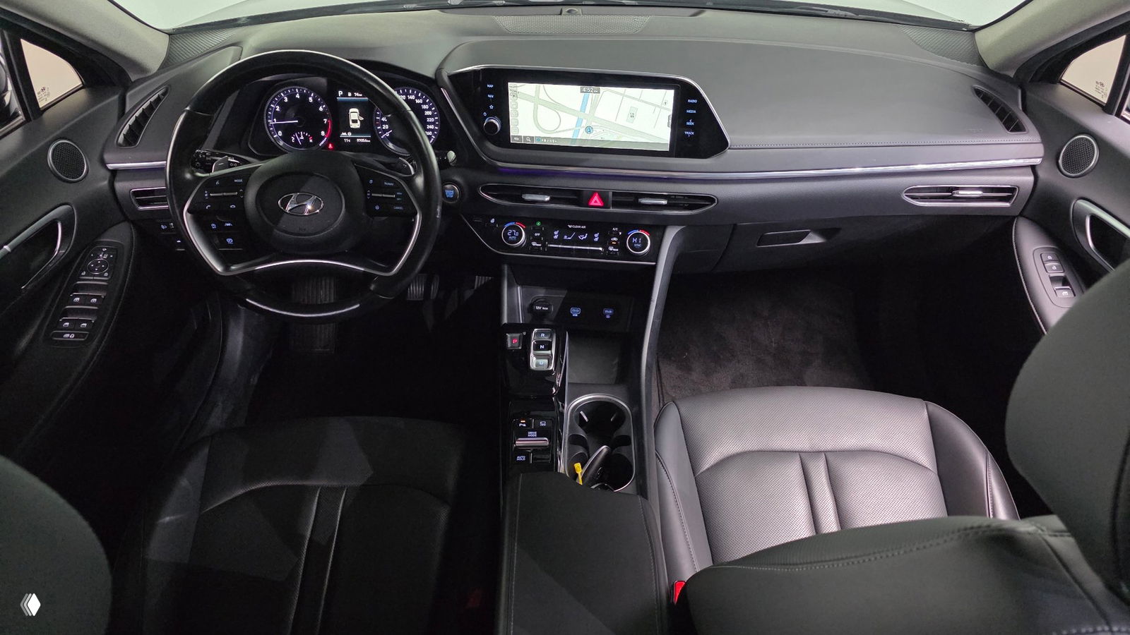 Салон Hyundai Sonata DN8: панель приборов, мультимедиа-экран, рулевое колесо и передние кожаные сиденья, общий вид водительской зоны.