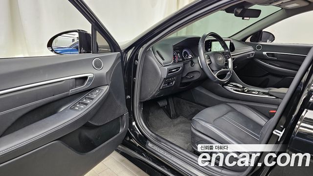 Интерьер Hyundai Sonata 2021: передняя панель, мультируль, центральная консоль и кожаные сиденья; снимок сделан в дилерском зале на открытой двери.