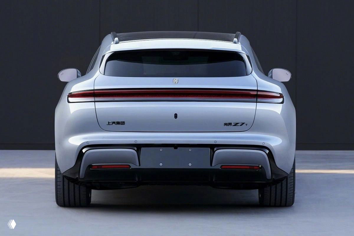 Задний ракурс электроседана Shangjie Z7 с цельной светодиодной полосой и массивным бампером на студийном тёмном фоне; видны шильдики модели и геометрия багажника.