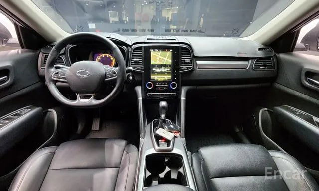 Интерьер Renault QM6: центральная консоль с мультимедиа-экраном, руль, кожаная отделка сидений и рычаг CVT — обзор приборной панели и салона.