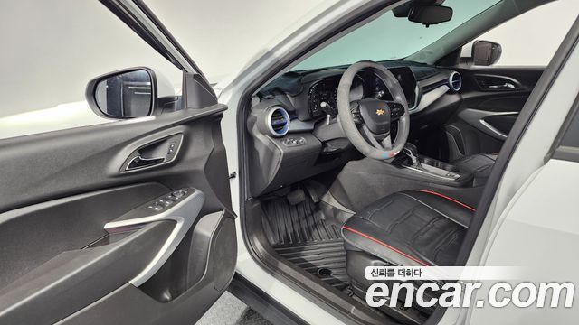 Внутренний вид салона Chevrolet Trax 2024: приборная панель, руль, передние сиденья и элементы отделки — демонстрация состояния интерьера автомобиля.