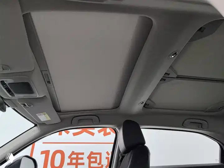 Внутренний вид потолка и верхней части салона Honda Vezel: панорамная крыша, обшивка потолка и верхняя часть переднего сиденья, вид изнутри.