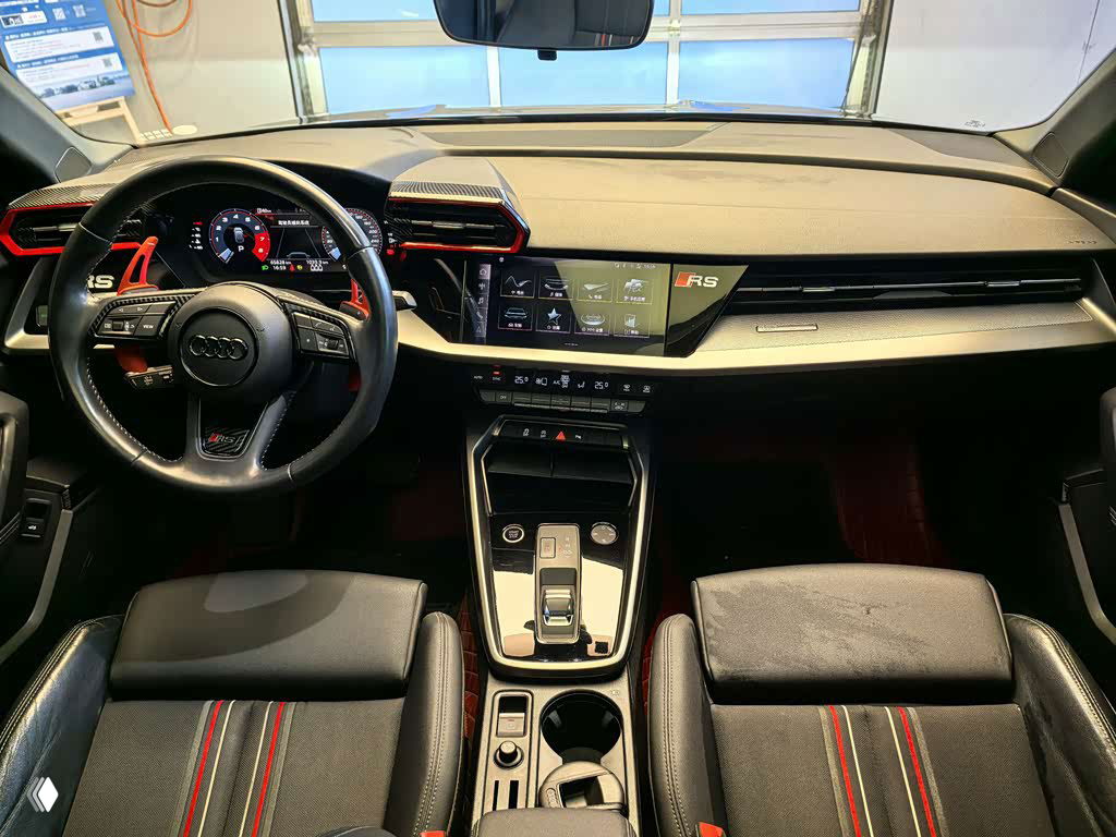 Интерьер Audi A3 2022: вид на салон, мультимедийную панель, руль и центральную консоль с современными дисплеями и отделкой.