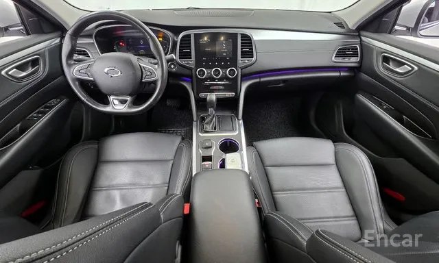 Интерьер Renault Samsung SM6: передние кожаные сиденья, центральная консоль с дисплеем и подсветкой, руль и просторный салон в профильном ракурсе.