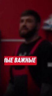 Фото автомеханика в красном на размытом фоне с баннером «Самые важные» — иллюстрация к статье о значках приборной панели.