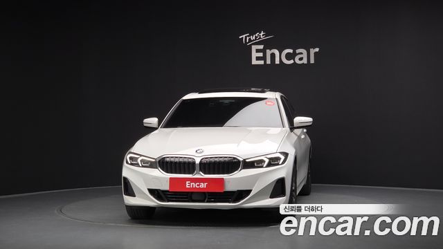 BMW 3 Series 320i 2024 на черном фоне шоурума Encar — крупный план передней части, характерная решетка и фары.