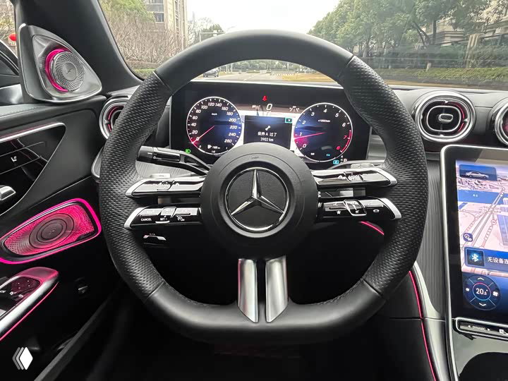 Интерьер Mercedes‑Benz C 260 L 2023: мультифункциональное рулевое колесо, цифровая приборная панель и центральный дисплей навигации с подсветкой.
