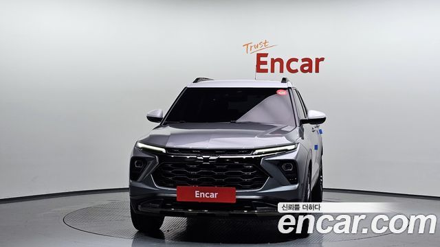 Фронтальный центральный ракурс Chevrolet Trailblazer 2024 в студийном освещении, крупный план решетки радиатора и светодиодных фар.