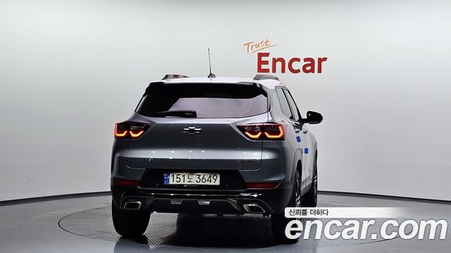 Ещё один вид сзади на Chevrolet Trailblazer 2024, видна форма бампера, выхлоп и часть лаконичного дизайна кузова в шоуруме Encar.