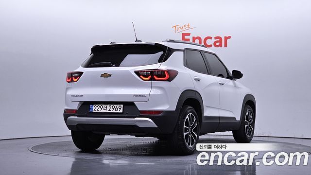 Белый Chevrolet Trailblazer 2023 в студии Encar — задний трёхчетвертной вид с видимыми задними фонарями и номером, показ состояния кузова.