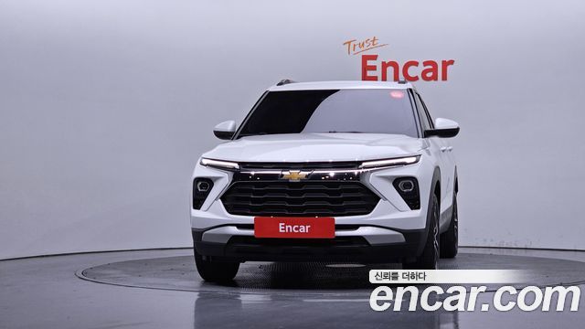 Белый Chevrolet Trailblazer 2023, студийный снимок Encar — крупный план передней части, решётки радиатора и фар, демонстрация дизайна спереди.