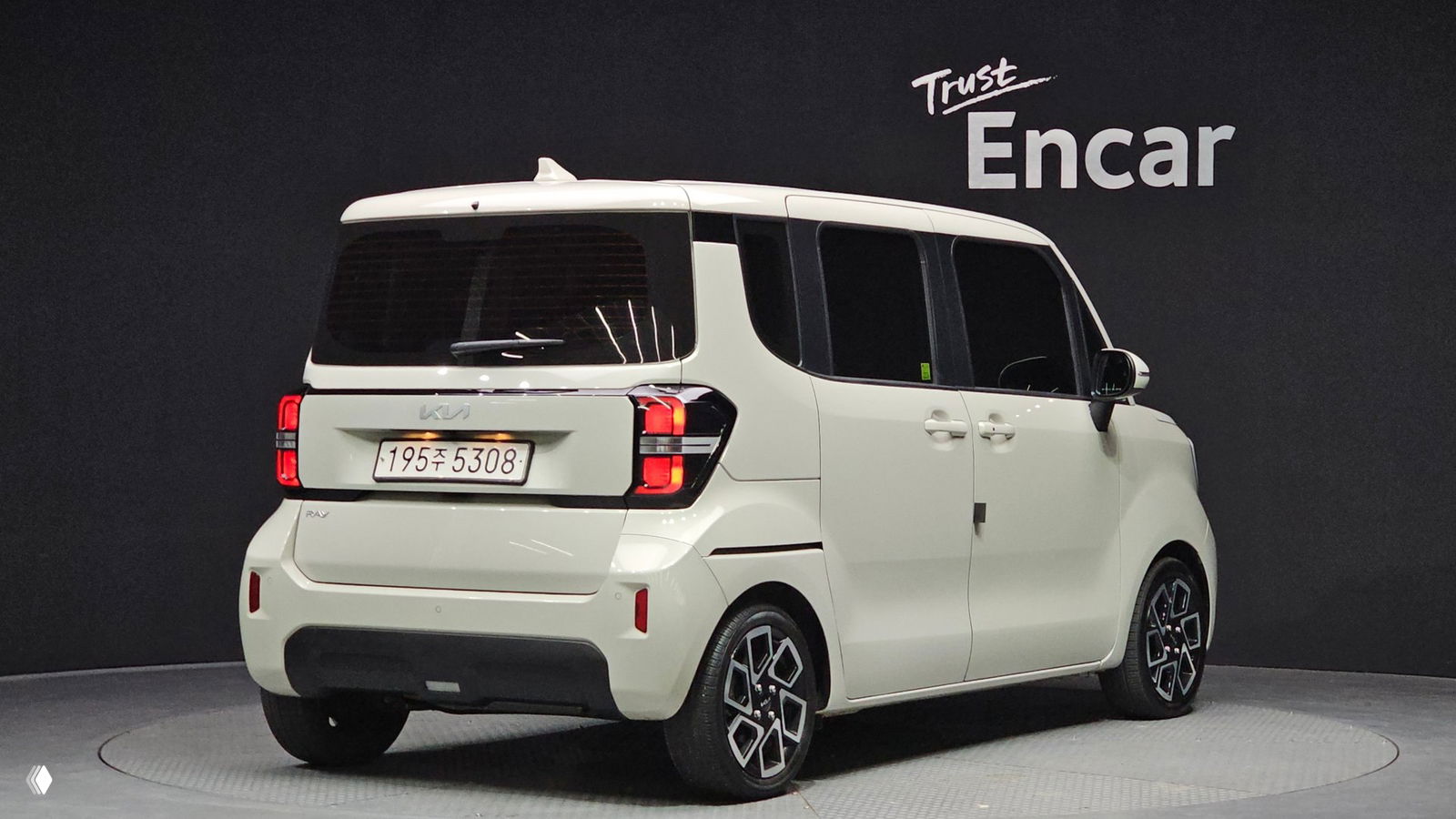 Kia Ray Signature перламутровый — студийное фото, вид сзади и сбоку, демонстрирует багажник, фонари и компактные габариты автомобиля.