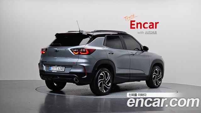 Chevrolet Trailblazer 2024 в студийной фотосессии Encar, ракурс сзади‑слева; видна форма задней части кузова и номерной знак.