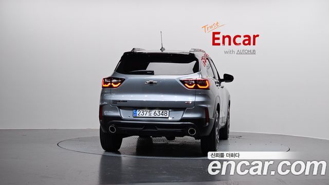 Вид сзади Chevrolet Trailblazer 2024 в студии, включённые задние фонари и регистрационный номер; фото из объявления на Encar.
