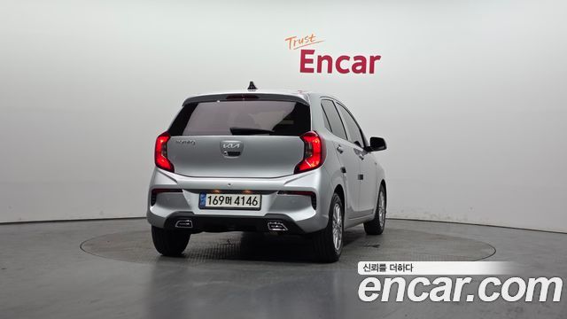Kia Morning Signature 2021: задняя центральная проекция в студии Encar, визуализация багажника, фон и светлая окраска кузова.