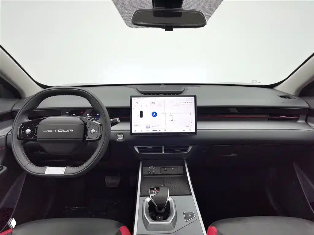 Салон Jetour Dasheng: рулевое колесо с логотипом JETOUR, большой планшет мультимедиа на торпедо, центральная консоль и элементы управления.