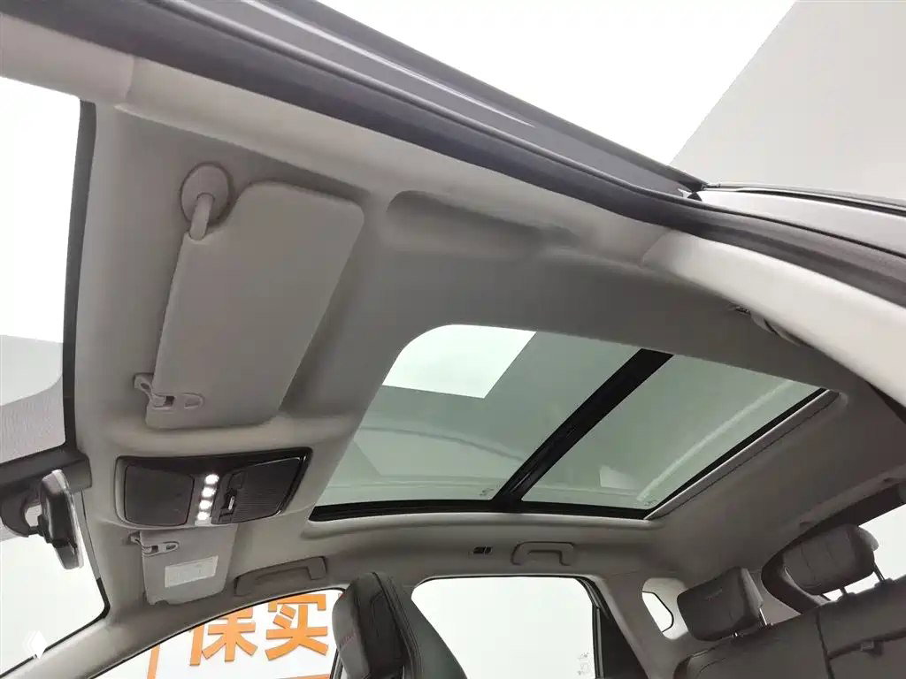 Панорамная крыша и верхняя часть салона Jetour Dasheng: большой люк, потолочная консоль, задние подголовники и простор для пассажиров.