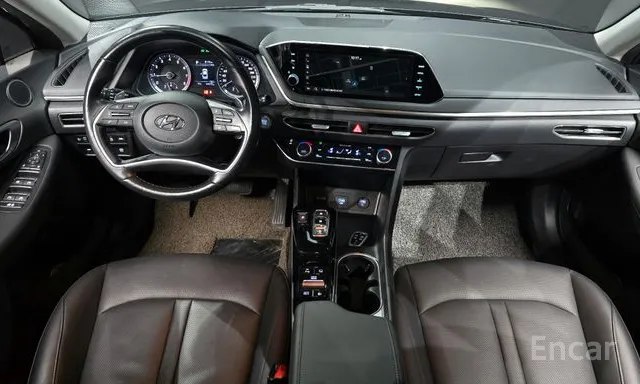 Интерьер Hyundai Sonata DN8: передняя панель, руль, кожаные сиденья и центральная консоль с мультимедийной системой и элементами управления.