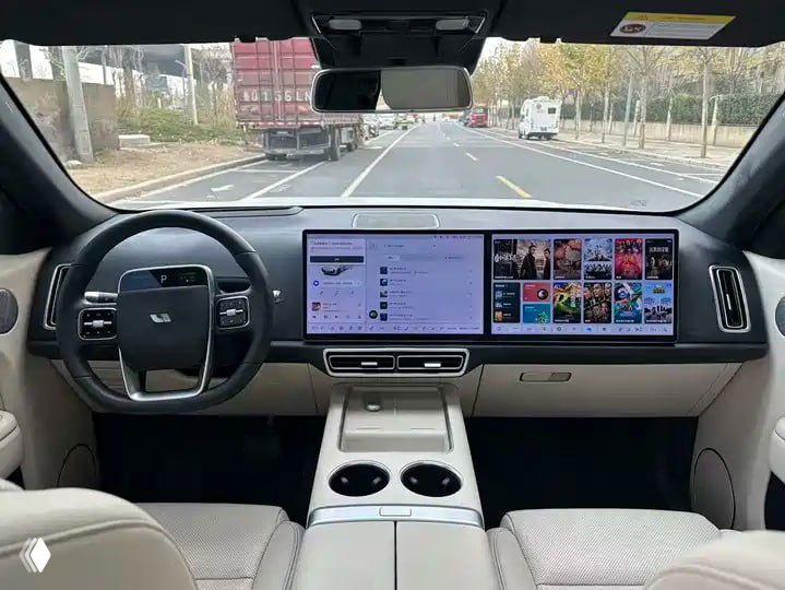 Салон Li Auto L7: широкая мультимедийная панель и руль, крупный экран и центральная консоль — вид с водительского места, демонстрация оснащения.