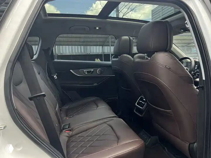 Интерьер Chery Tiggo 8 PRO: коричневые кожаные задние сиденья, панорамный люк и вид на переднюю консоль; фото салона и отделки
