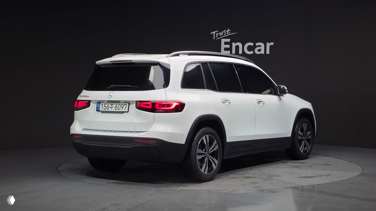 Белый Mercedes‑Benz GLB‑Class 2021: трёхчетвертной вид сзади, боковая линия и задняя оптика, демонстрация кузова и колёс.