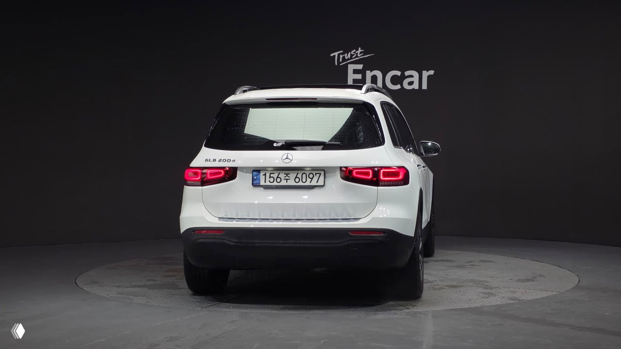 Задний вид Mercedes‑Benz GLB‑Class 2021: крупный план задней части автомобиля, номерной знак Кореи и светодиодные задние фонари.