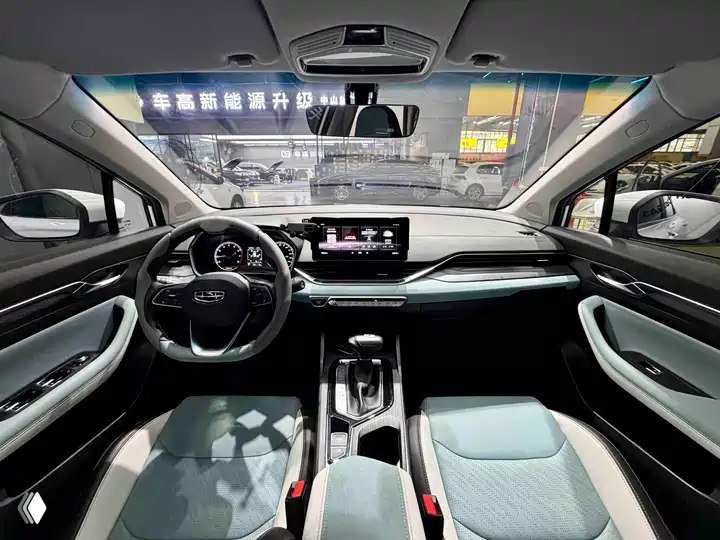 Интерьер Geely Emgrand S 2022: панель приборов, большой мультимедиа‑экран, руль, центральный тоннель и передние сиденья в светлой отделке