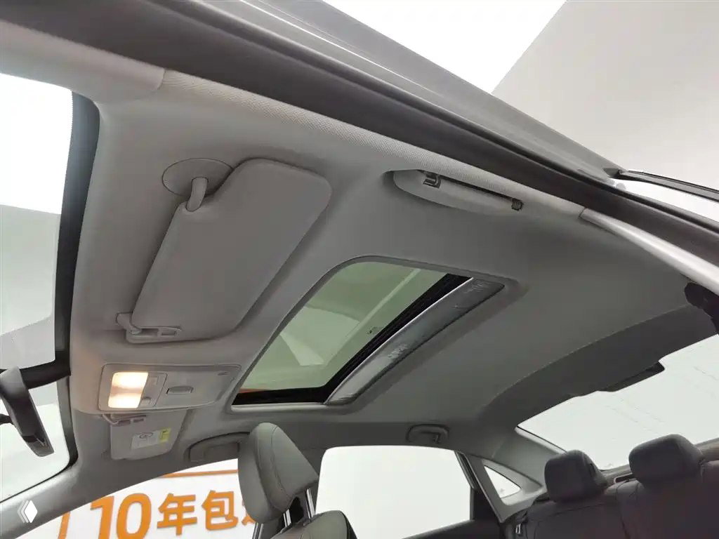 Интерьер Chevrolet Monza: панорамный люк, потолок салона и задние сиденья — кадр показывает светлый потолок и элементы отделки салона.