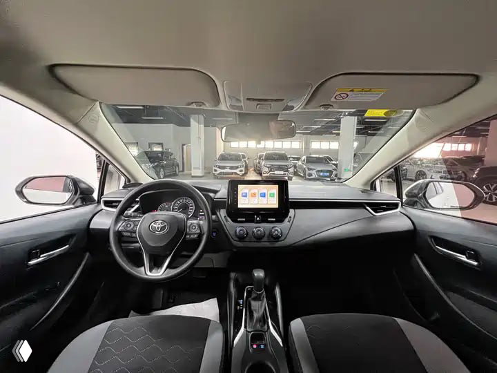 Салон Toyota Corolla 2023: панель приборов, мультимедийный экран и передние кресла, обзор водительского пространства и центральной консоли