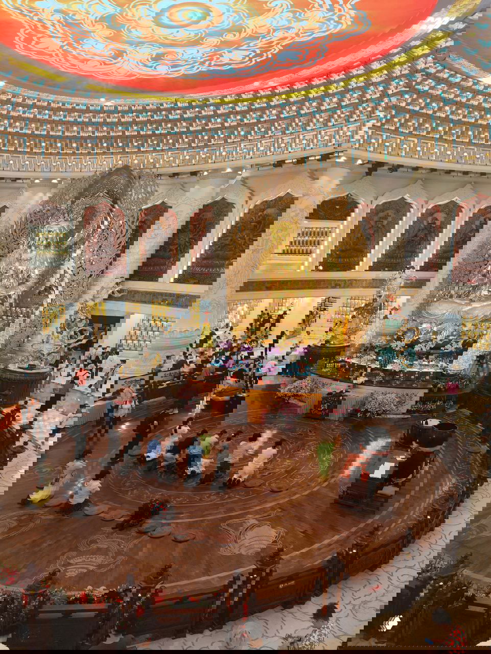 Входная часть храма у основания статуи с колоннами, туристы поднимаются по ступеням к дверям и фасаду у основания Гуань Инь.