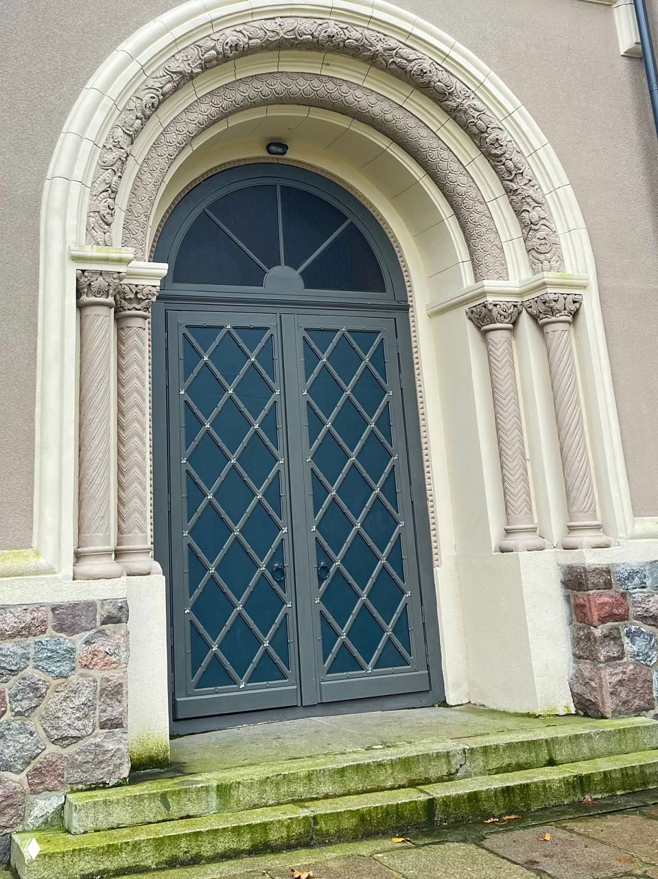 Вопрос знатокам: где в Калининграде эта дверь?