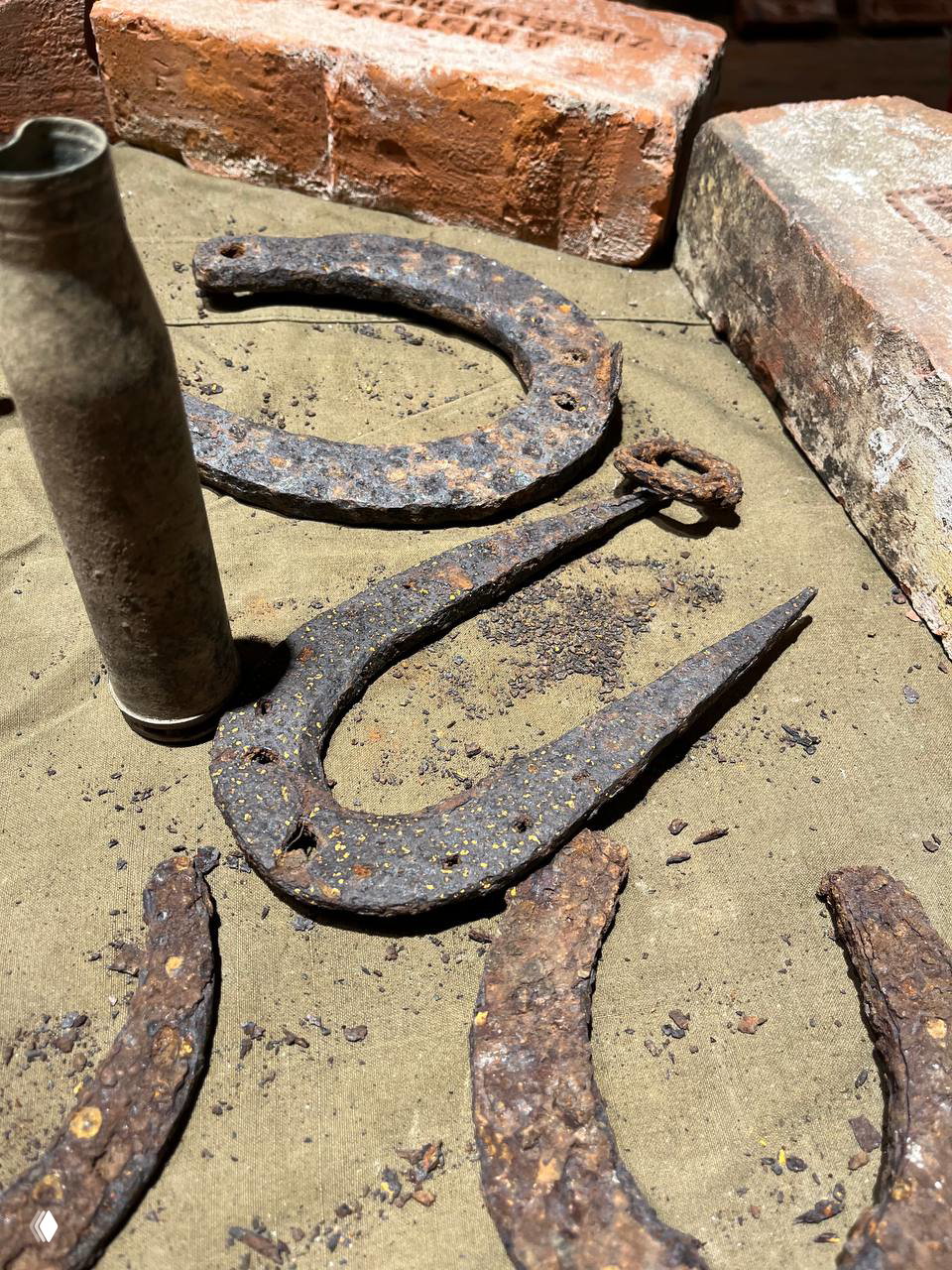 Подкова с удлинёнными острыми краями — что это?