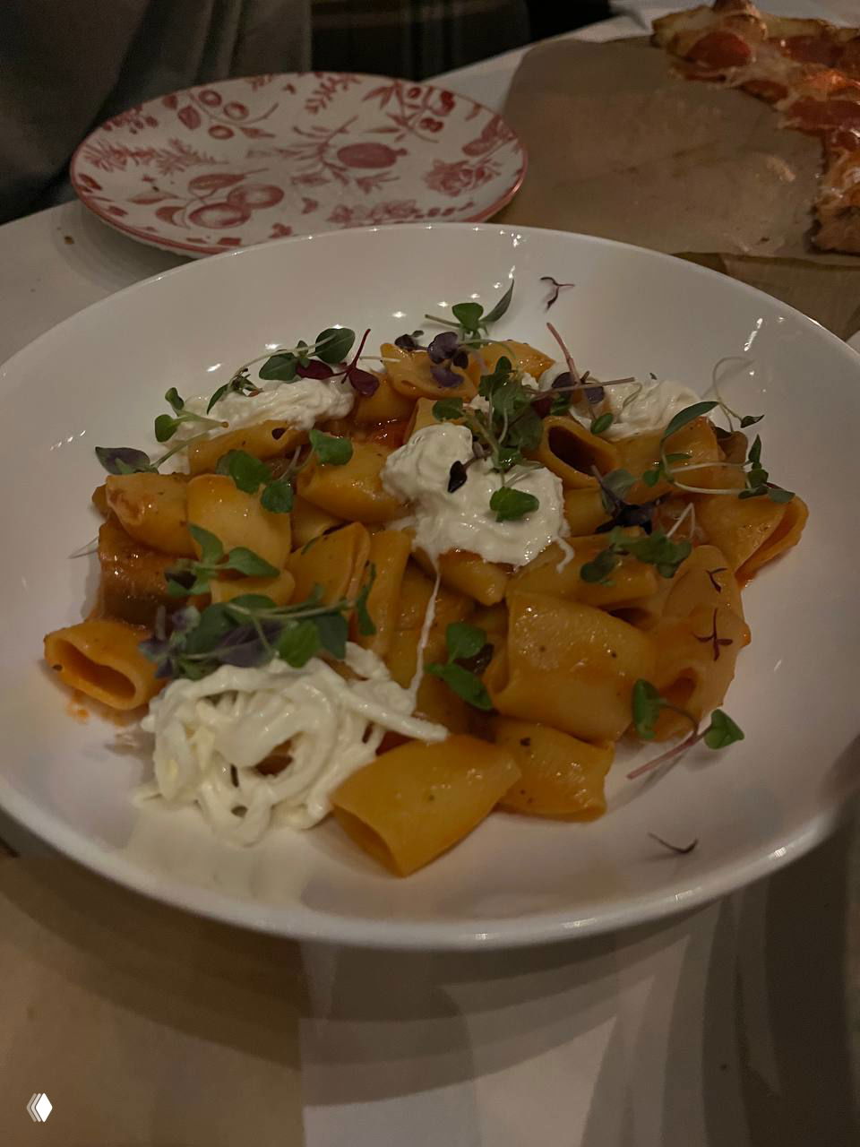 Тарелка с домашней пастой, украшенной микрозеленью и кусочками моцареллы — итальянский акцент в меню ресторана «Эй, Джованни!».