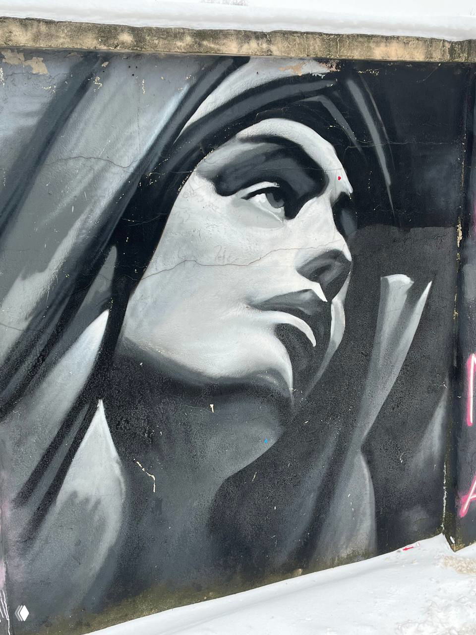 Стритарт на улице Гаражной в Калининграде