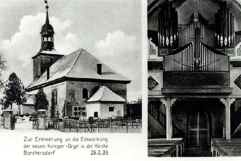 Довоенное чёрно‑белое фото кирхи Борхерсдорфа с изображением панно; историческая карточка с пометкой VisitPrussia.com, частично искажена или повреждена.