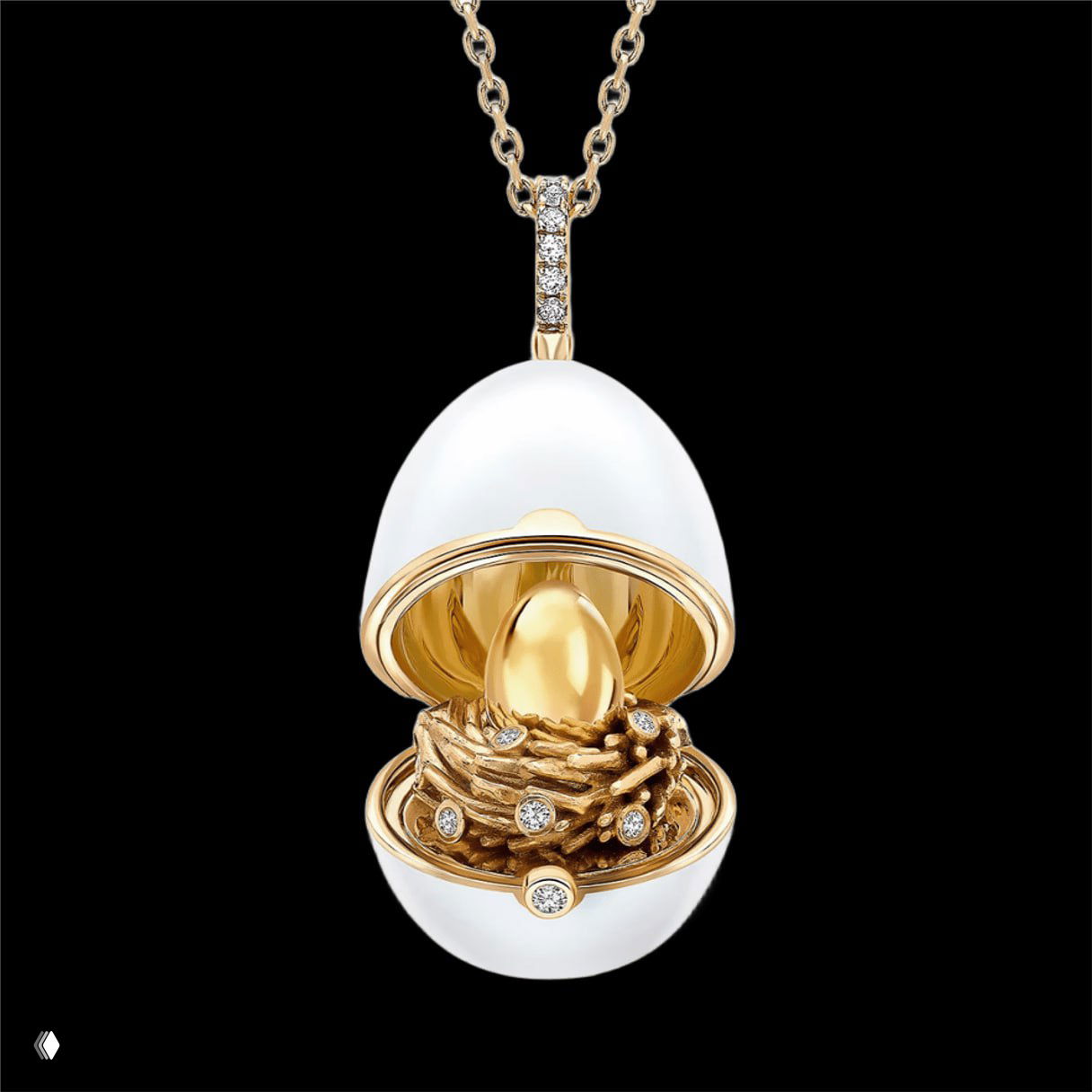Ювелирное яйцо Fabergé с внутренним золотым гнездом и миниатюрным золотым яйцом, инкрустация бриллиантами и детализированная ювелирная сцена.