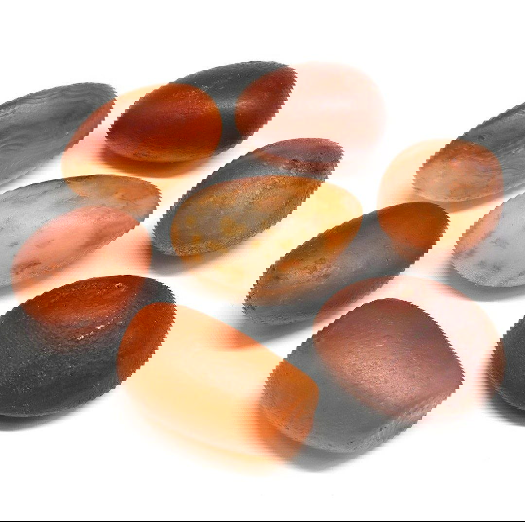 Гладкие полированные гальки агата тёплых рыжих и коричневых оттенков, демонстрирующие природную окраску и текстуру минерала