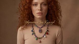 Портрет женщины в бежевом топе: многослойные авторские ожерелья с разноцветными полудрагоценными камнями и жемчугом на нейтральном фоне.