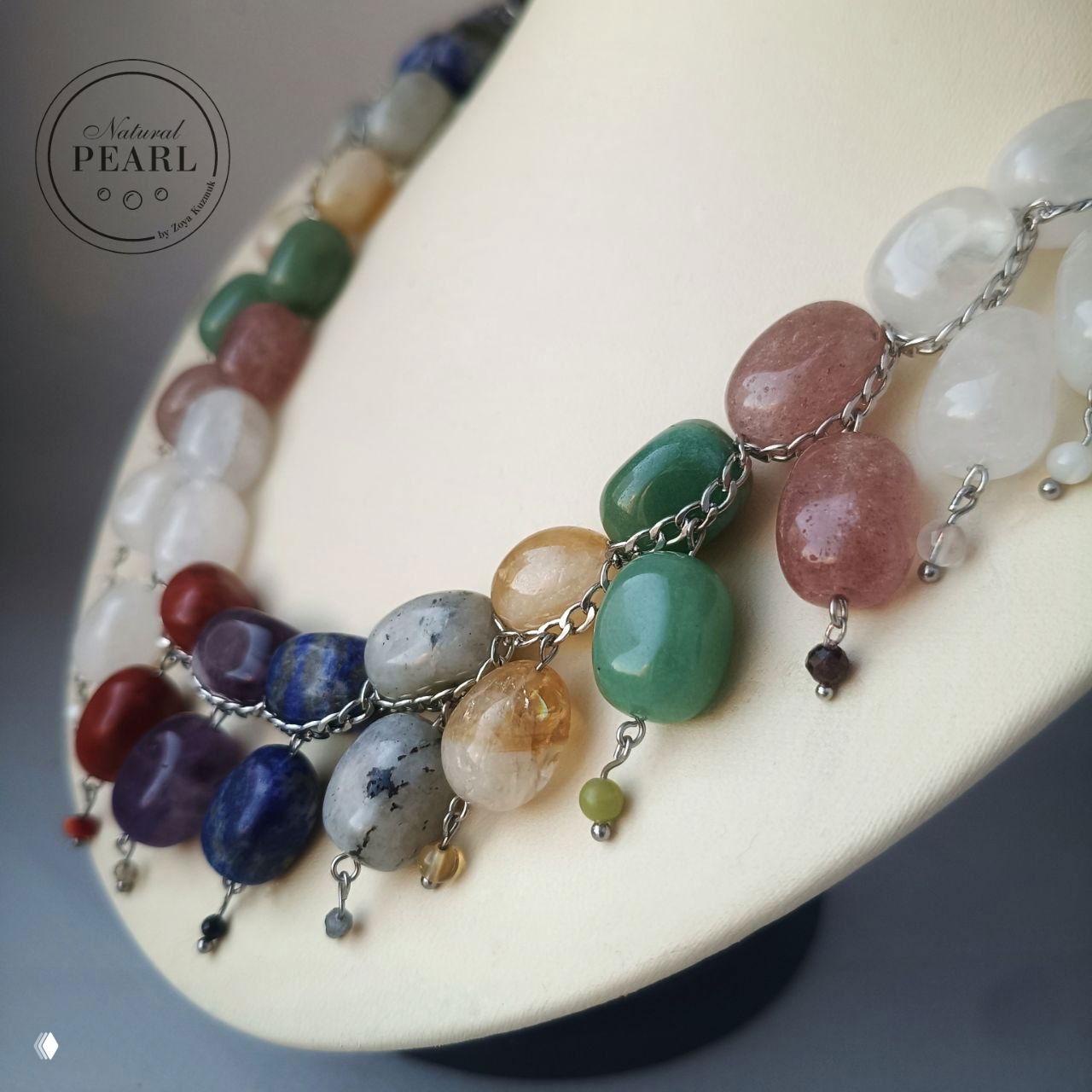 Крупный план правой боковой части колье: шлифованные бусины лабрадора, авантюрина, цитрина и других минералов, детали креплений.