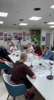 Панорамный кадр круглого стола: несколько юристов и собственников компаний обсуждают изменения в практике и законодательстве по БФЛ.