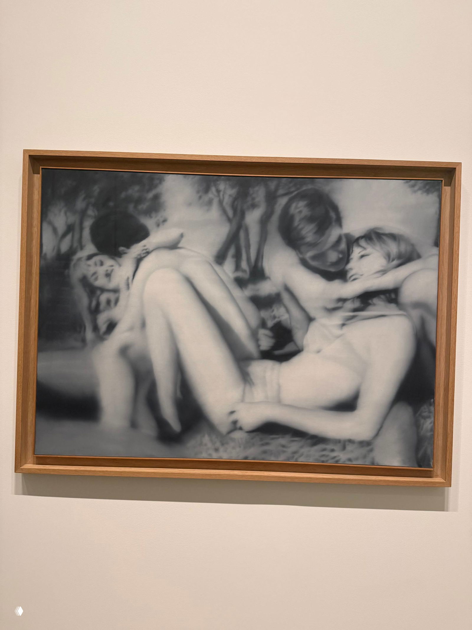 Черно-белая композиция с двумя фигурами в интимной близости — нюансированная фотография картины, где размытие усиливает ощущение воспоминания и личной интерпретации.