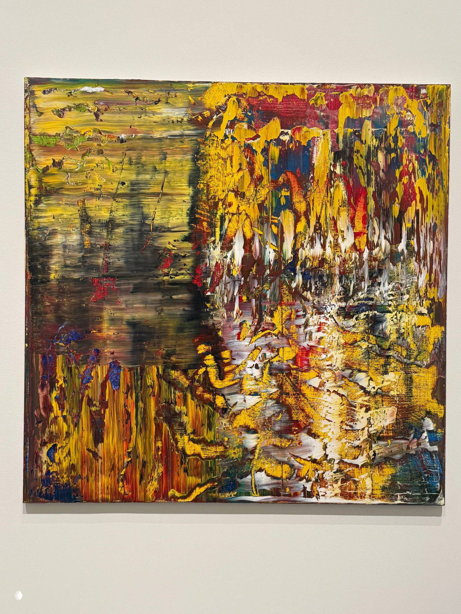 Золотисто-жёлтая абстракция со следами скребка и плотными слоями краски; движение ракеля видно в структуре — пример контролируемой случайности художника.