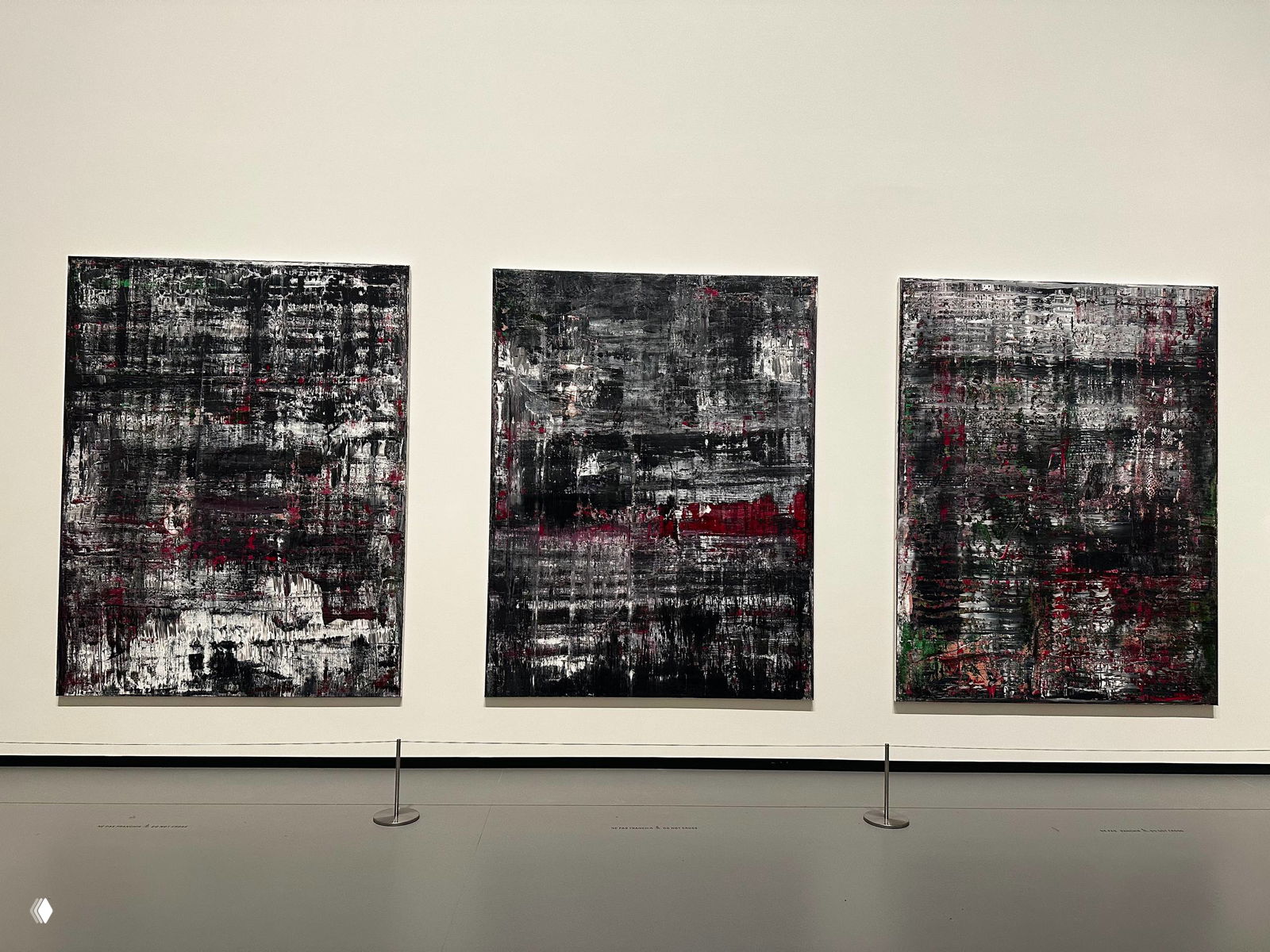Три тёмные панели в ряд с густыми чёрными и белыми слоями краски — монохромная серия, где фактура и ритм мазков создают пространство для личной проекции зрителя.