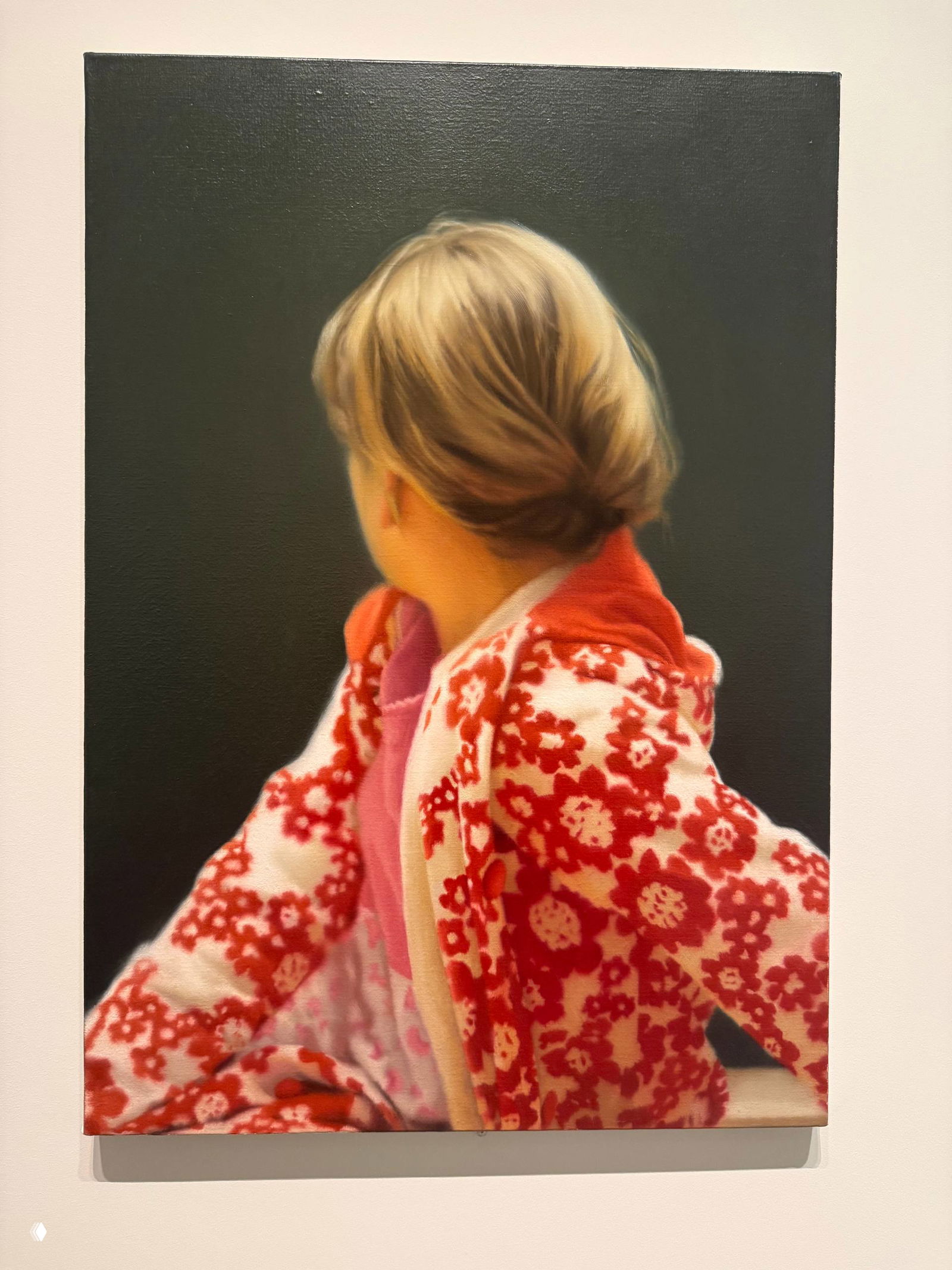 Портрет ребёнка в три четверти спины с яркой одеждой — реалистичная работа с мягким фокусом, создающая чувство частного момента и личной истории зрителя.