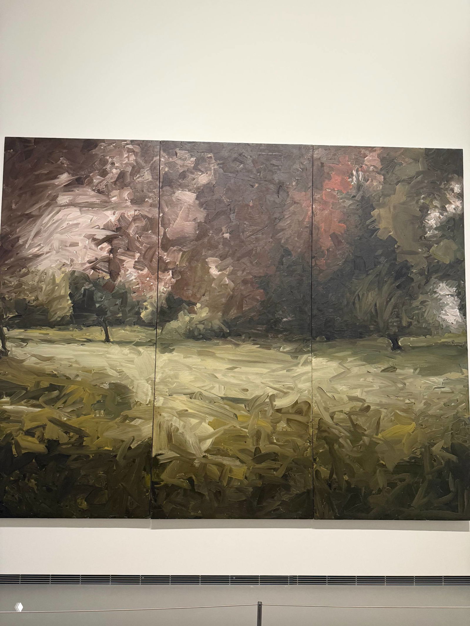 Триптих — пейзаж с густыми импасто‑мазками и приглушённой палитрой, где фактура краски подчёркивает телесность материала и оставляет пространство для интерпретации.