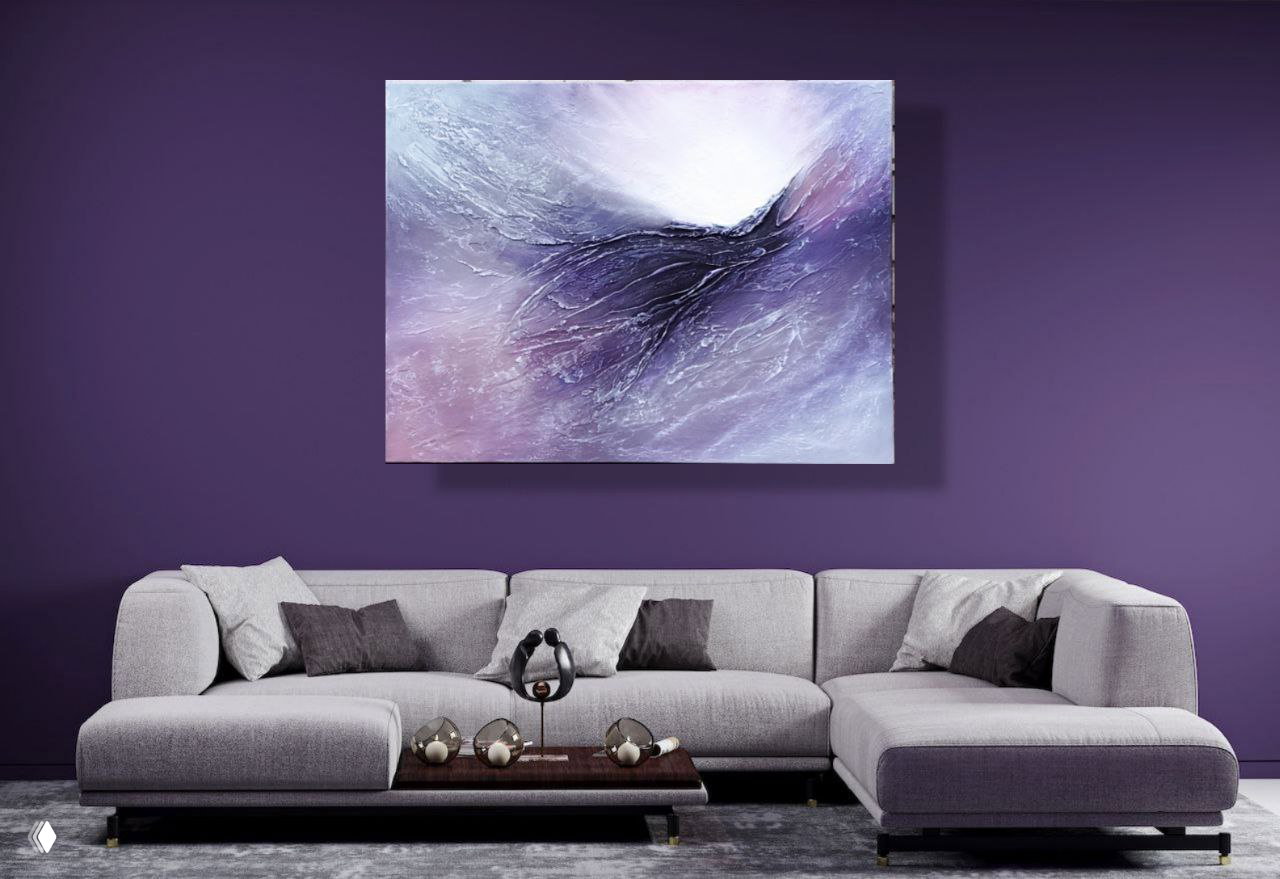Современная гостиная с фиолетовой стеной и крупной абстрактной работой в холодной сиренево-синей гамме над диваном.