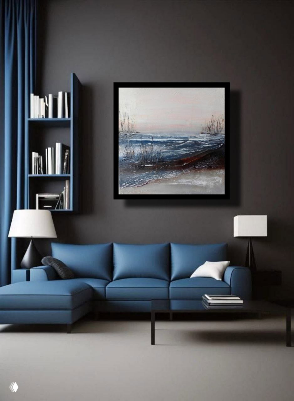 Тёмная стена и квадратная картина в морской палитре над синим диваном — пример работы с контрастом и рамкой.