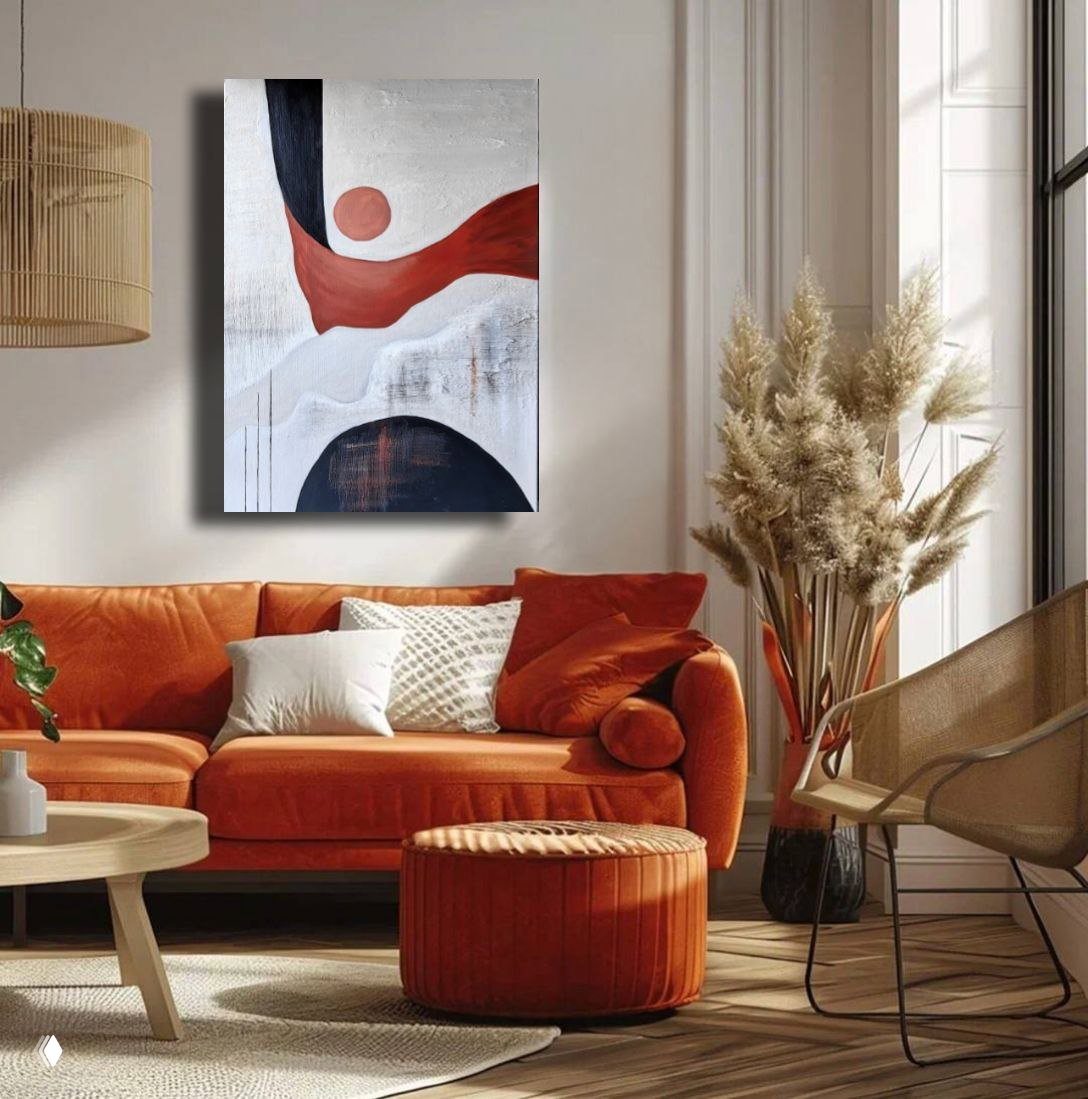 Гостиная с ярким терракотовым диваном и вертикальной абстрактной картиной в красно-чёрно-белых тонах, пример акцентного подхода.